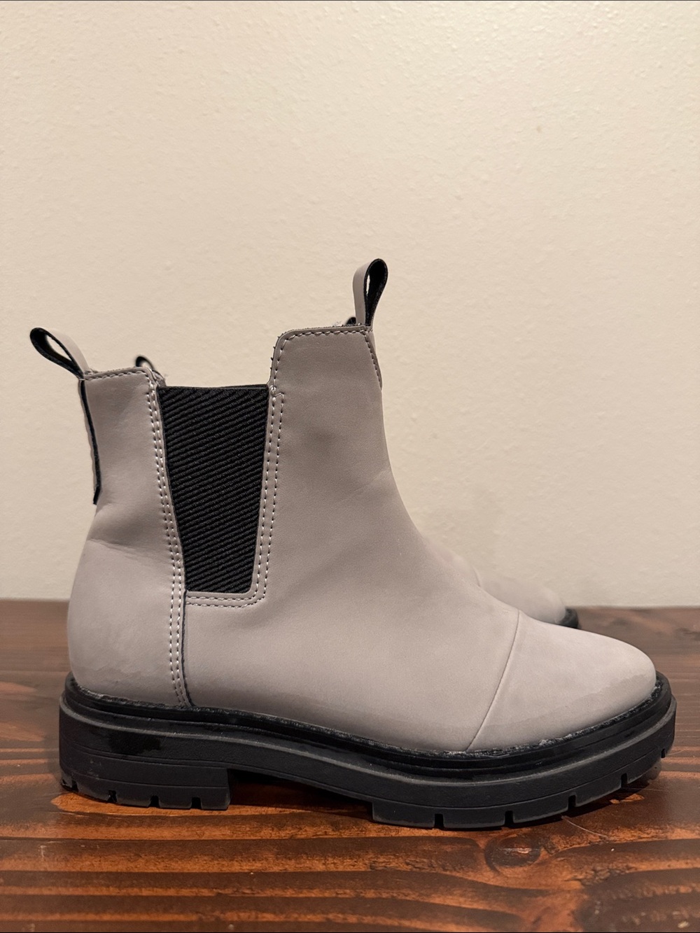 TOMS Skylar Chelsea Boots in Cement Size: 5.5
